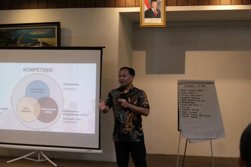 Pemaparan materi oleh trainer