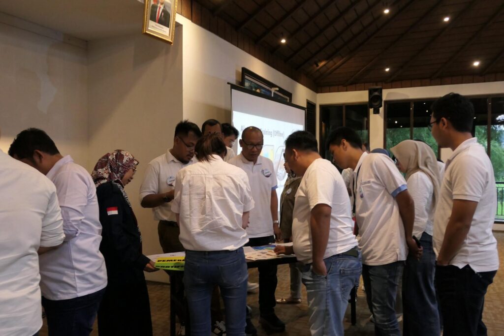 Peserta sedang melihat alat bantu training