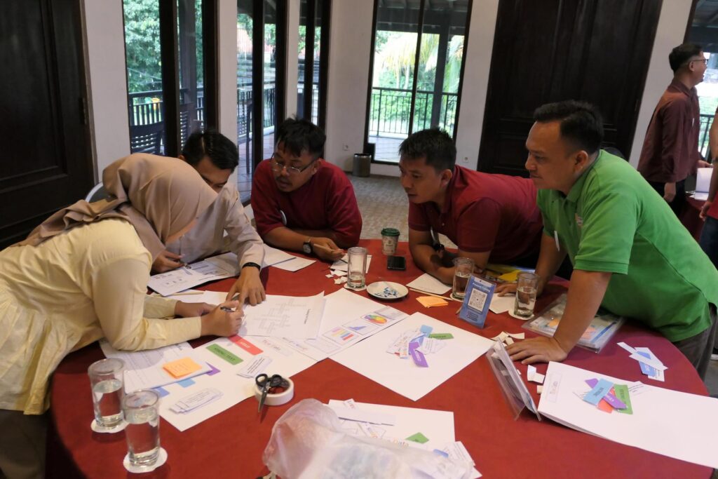 Peserta sedang mengerjakan TTS TOT