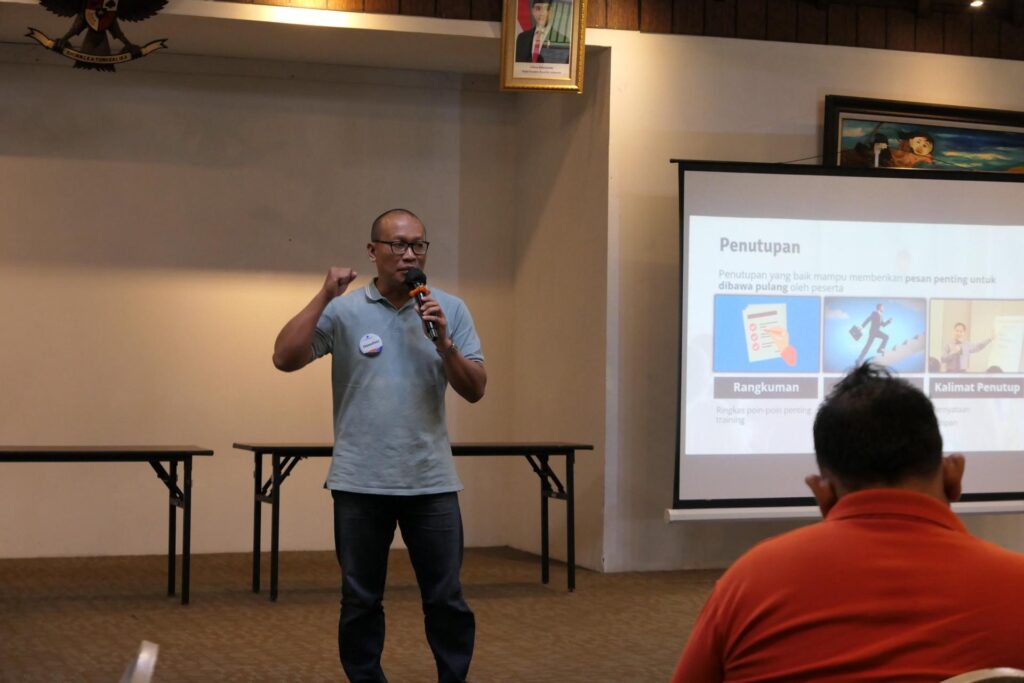 Praktik teknik delivery training oleh peserta