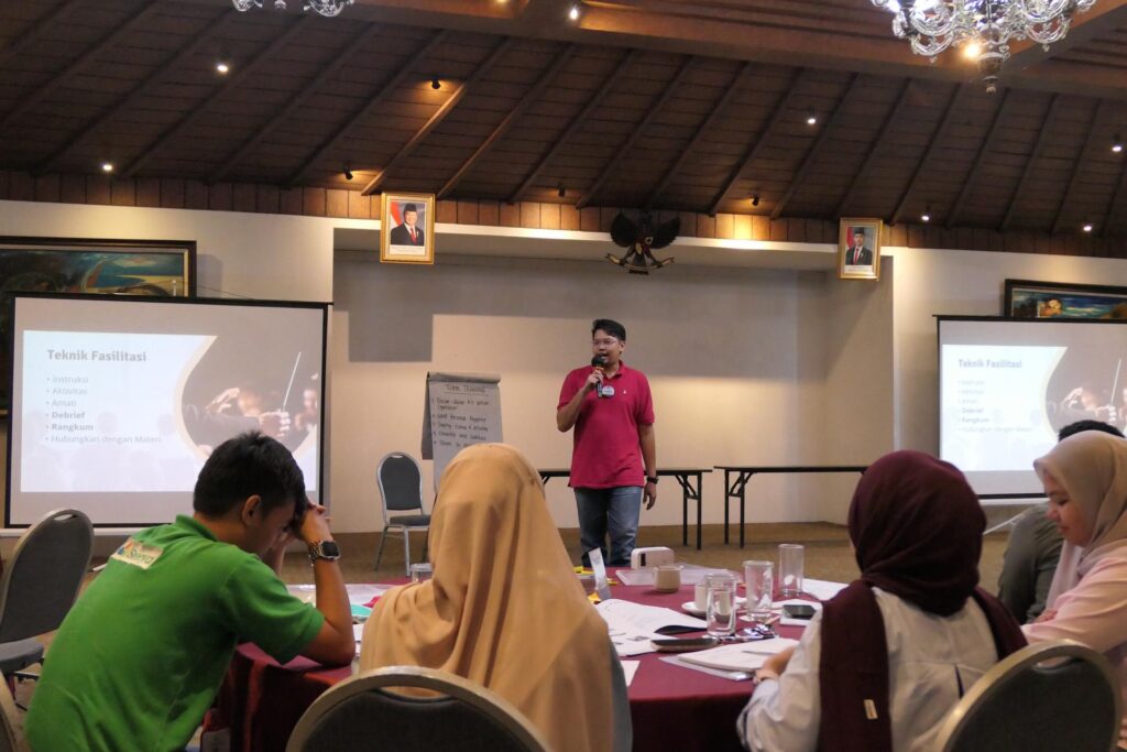 Praktik membawakan teknik fasilitasi oleh peserta