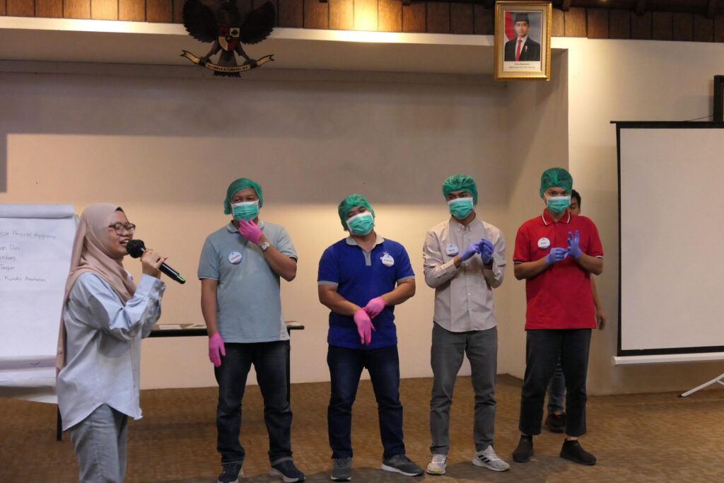 Peserta sedang praktik membawakan training interaktif secara berkelompok