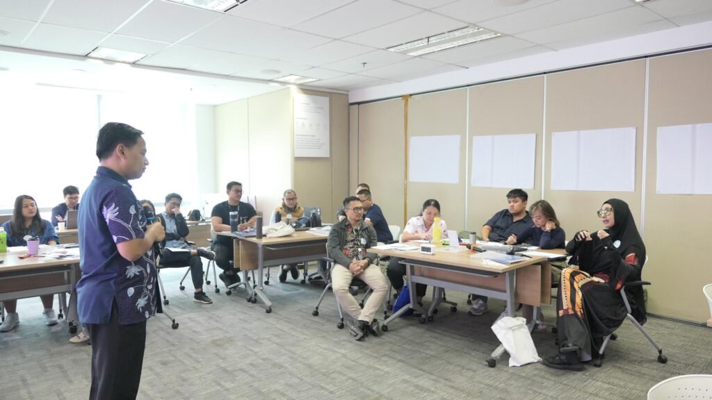 Diskusi seru peserta dengan trainer