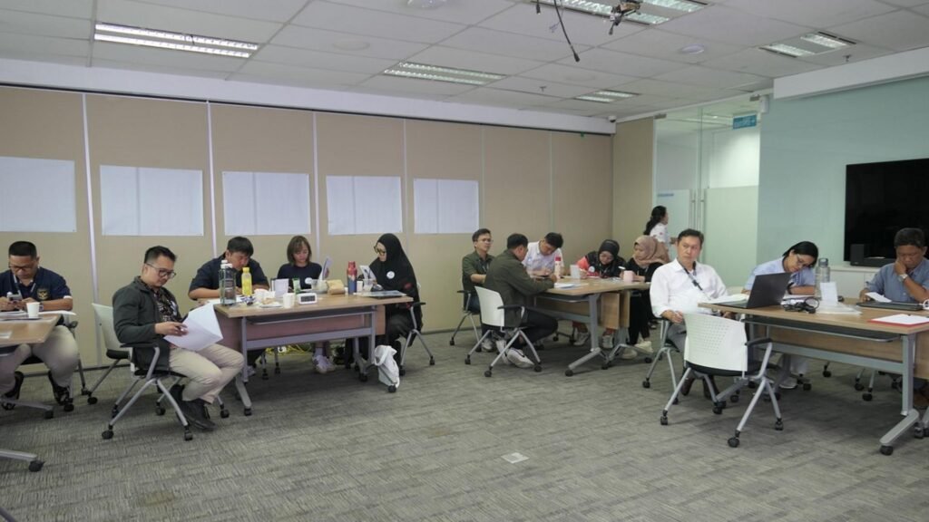 Suasana pengerjaan tugas peserta