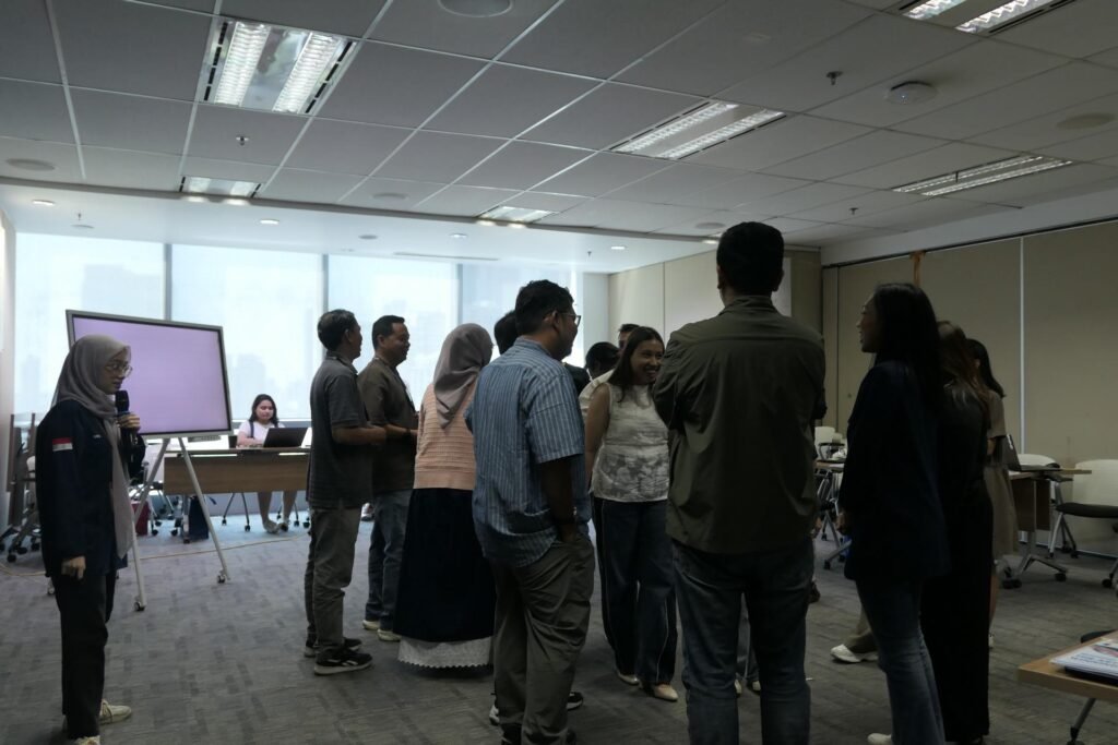Training The Art of Winning Presentation – PT Samsung Electronics Indonesia Batch 2 2 Fasilitator memandu ice breaking peserta