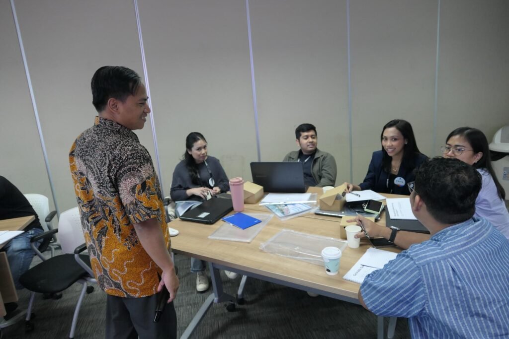 Training The Art of Winning Presentation – PT Samsung Electronics Indonesia Batch 2 4 Diskusi seru peserta dengan trainer
