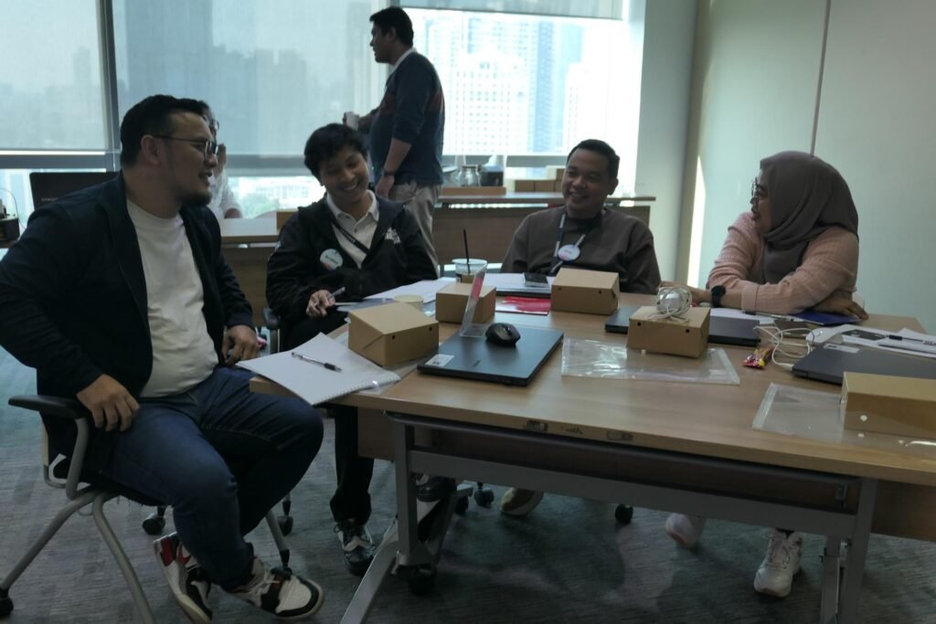 Training The Art of Winning Presentation – PT Samsung Electronics Indonesia Batch 2 5 Suasana diskusi peserta antar kelompok