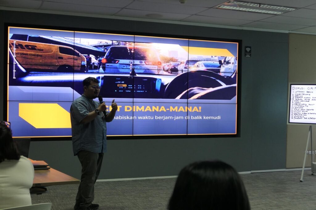 Training The Art of Winning Presentation – PT Samsung Electronics Indonesia Batch 2 6 Peserta bermain games Oops Presentation