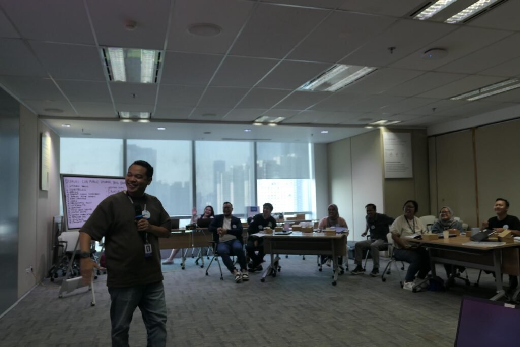 Training The Art of Winning Presentation – PT Samsung Electronics Indonesia Batch 2 7 Antusiasme peserta praktik public speaking