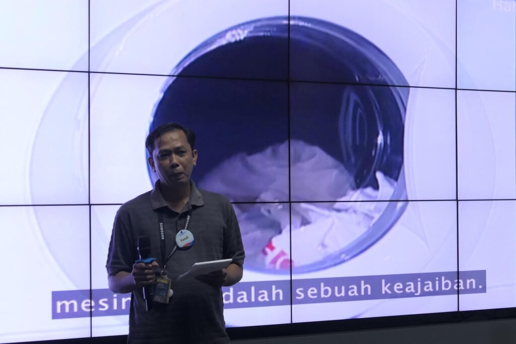 Training The Art of Winning Presentation – PT Samsung Electronics Indonesia Batch 2 8 Praktik awal public speaking peserta