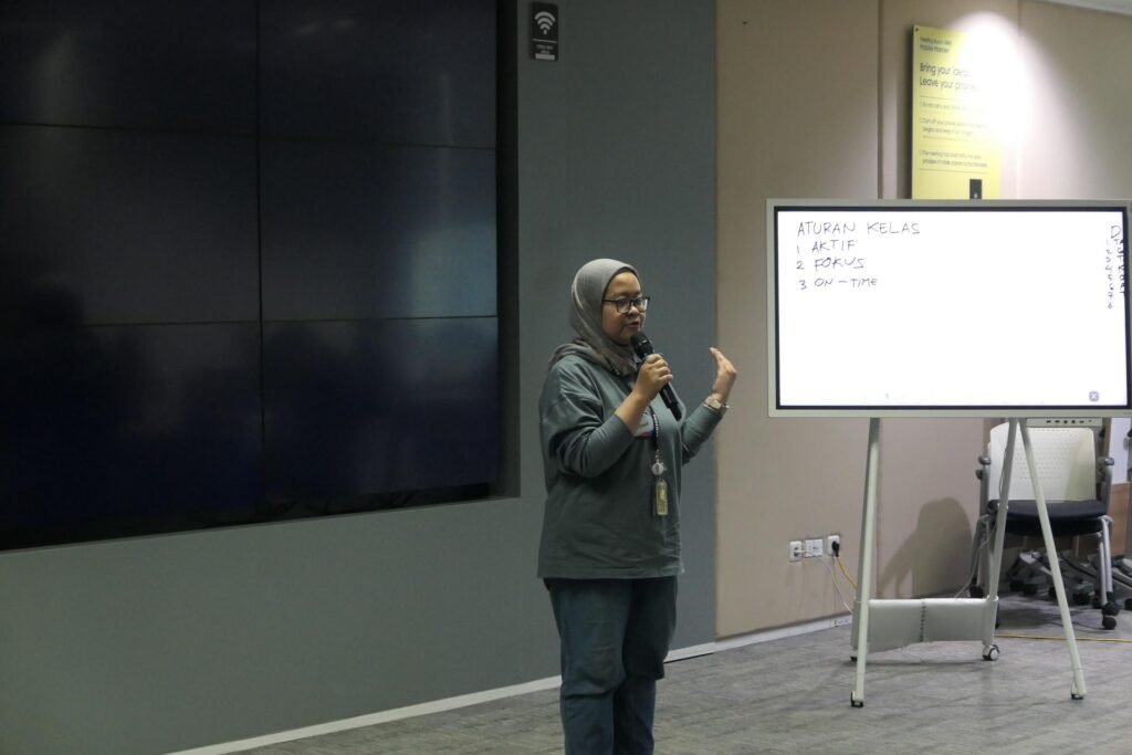 Training The Art of Winning Presentation – PT Samsung Electronics Indonesia Batch 2 9 Peserta sedang praktik delivery presentasi