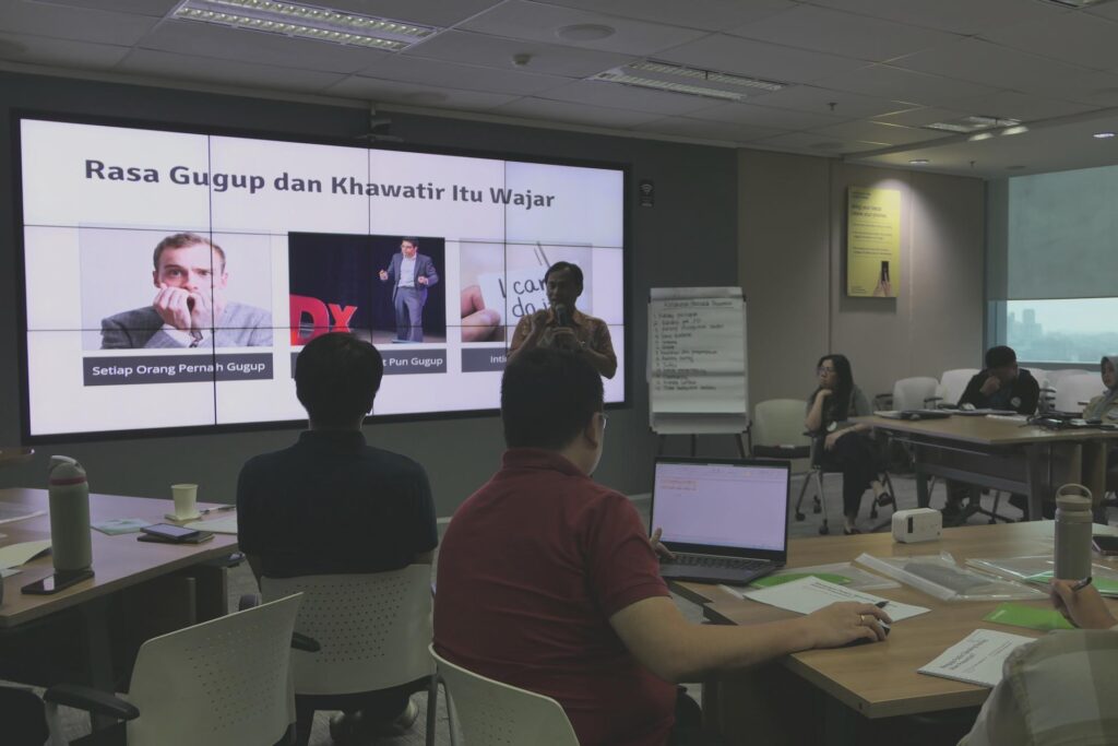 Pemaparan materi oleh trainer