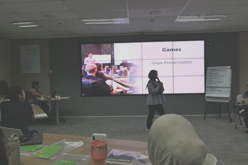 Fasilitator memulai games Oops Presentation