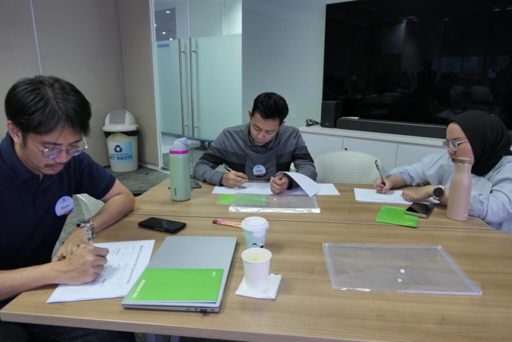 Peserta menyusun materi public speaking