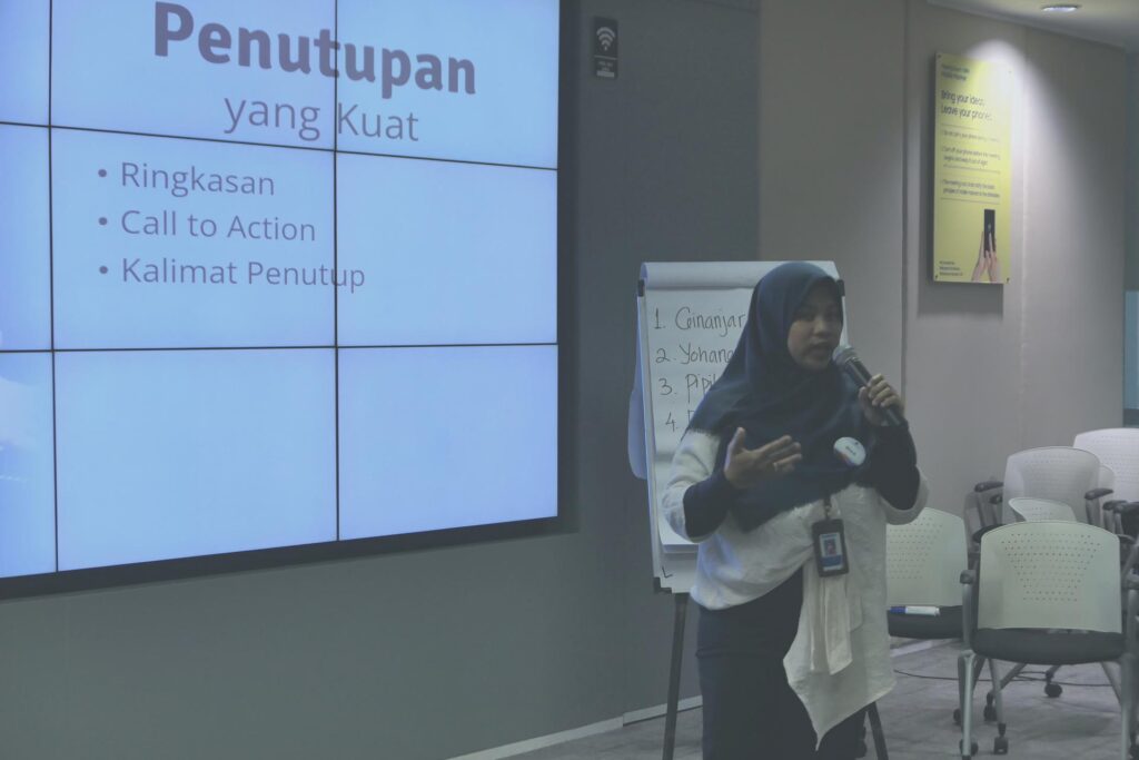 Peserta sedang praktik delivery presentasi