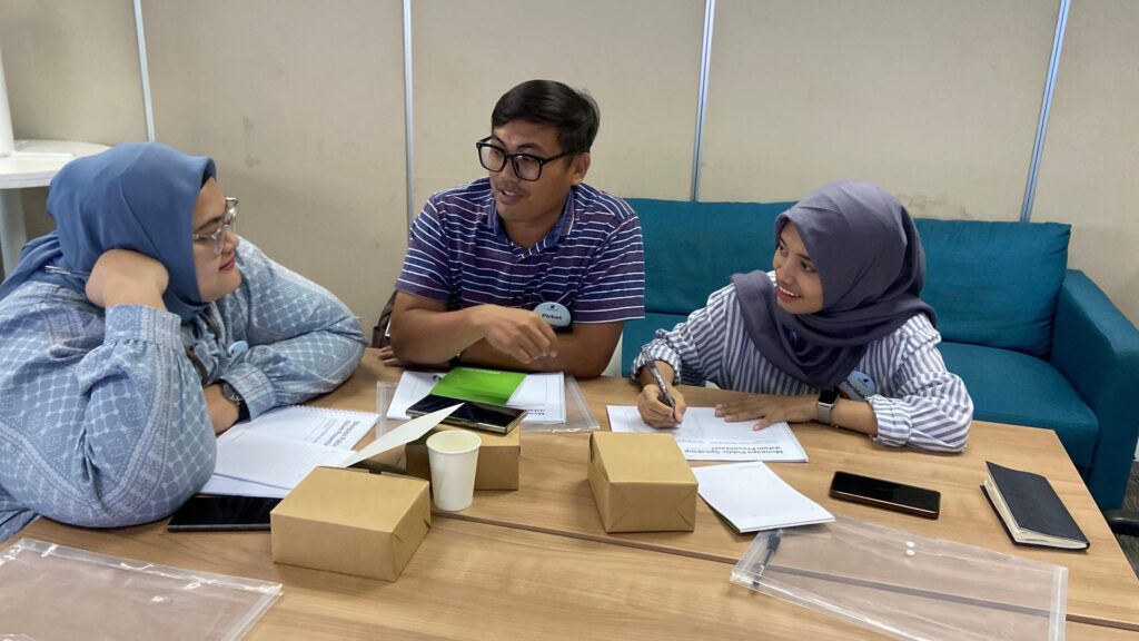 Training The Art of Winning Presentation – PT Samsung Electronics Indonesia Batch 3 5 Suasana diskusi peserta antar kelompok