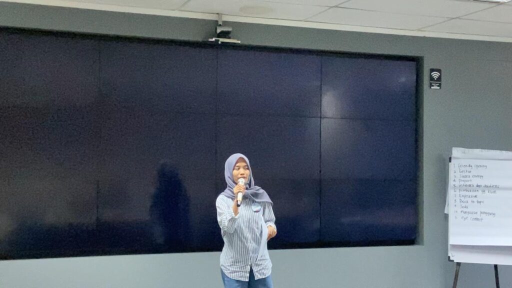 Training The Art of Winning Presentation – PT Samsung Electronics Indonesia Batch 3 10 Peserta sedang praktik delivery presentasi