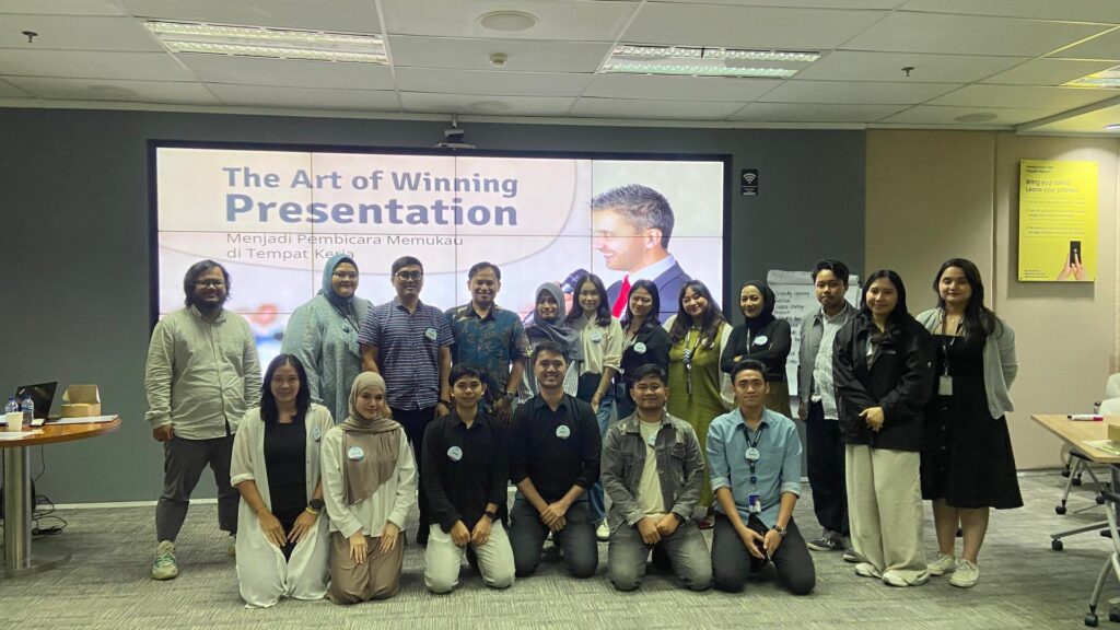 Training The Art of Winning Presentation – PT Samsung Electronics Indonesia Batch 3 16 Foto bersama trainer
