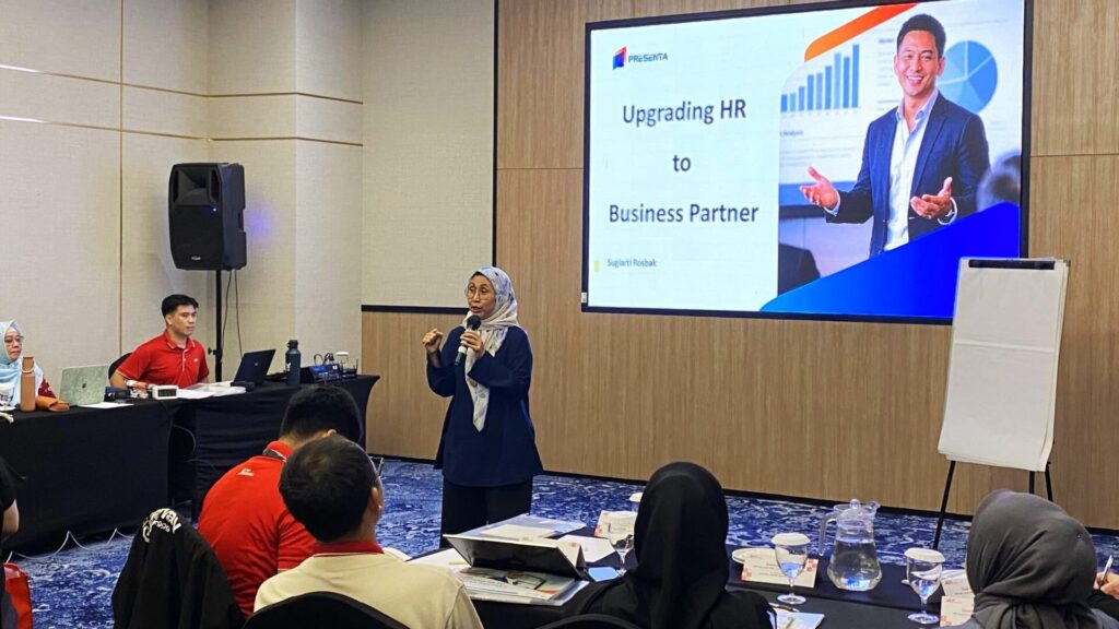 Training Upgrading HR to Business Partner - PT Global Jet Express 2 Fasilitator memandu sesi training