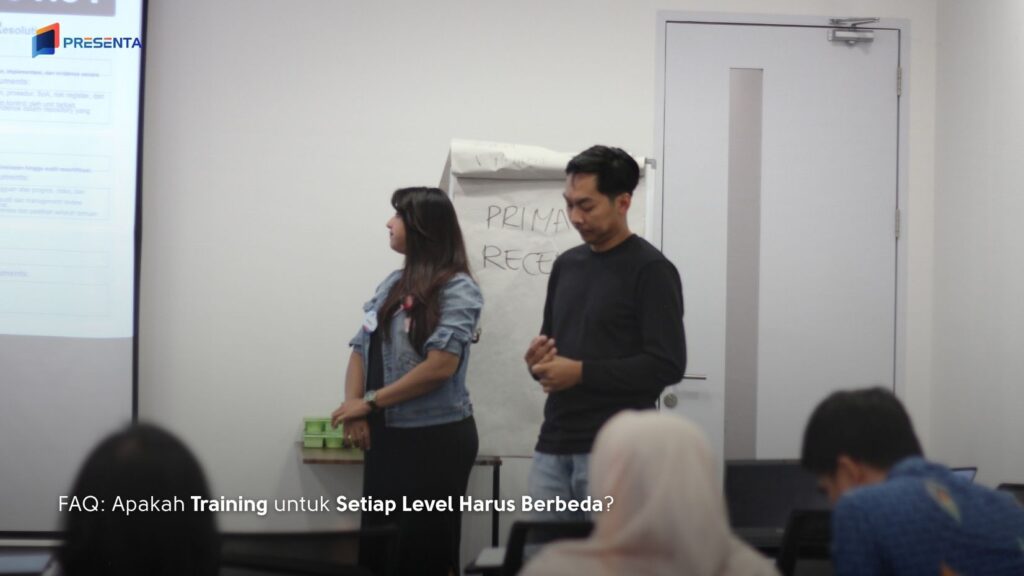 Apakah Training untuk Setiap Level Harus Berbeda? 2 Training untuk setiap level karyawan dengan materi dan desain yang disesuaikan untuk staff, supervisor, dan manager